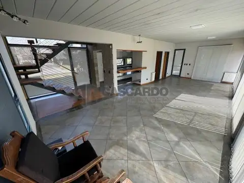 Hermosa casa de 4 ambientes muy luminosa con piscina cercada.