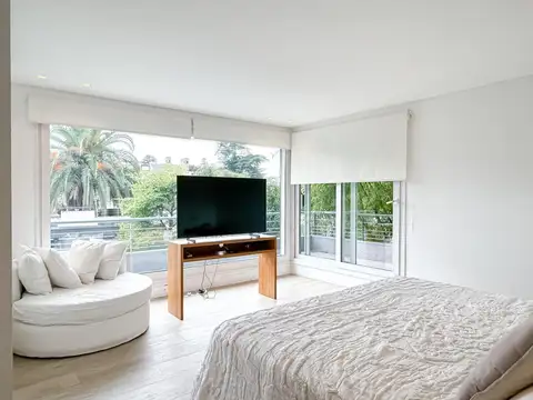 Casa en Venta, 3 Plantas, Jardín, Pileta y Cochera, Acassuso