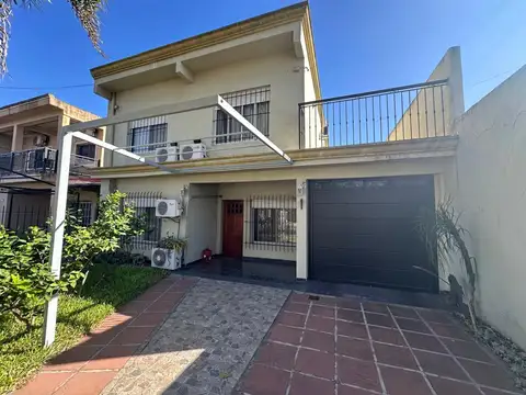 VENTA DE CASA 7 AMBIENTES EN 2 PLANTAS CON COCHERA