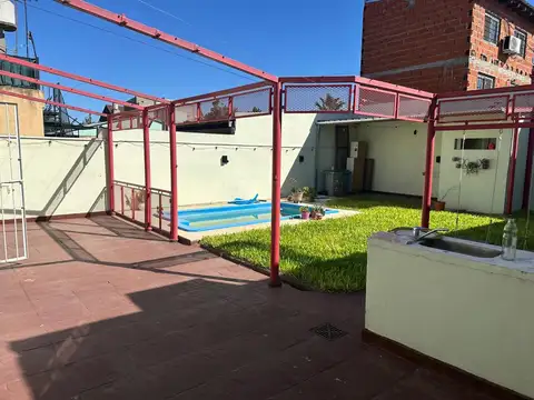 Casa 7 ambientes con 2 baños