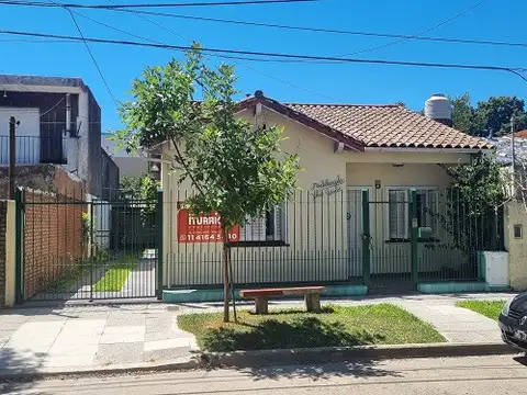 Excelente Chalet s/ lote 9,85x23 ent. auto pasante, cochera, 3 ambientes 88 mts. cubiertos