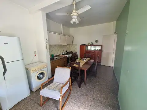 Excelente Chalet s/ lote 9,85x23 ent. auto pasante, cochera, 3 ambientes 88 mts. cubiertos