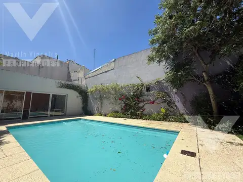 Departamento de 3 ambientes en dúplex en PB. Patio con parrilla. Pileta y SUM.