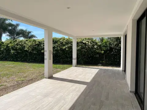 Casa en venta de 5 ambientes a la laguna en una planta en Barrio San Matias puertos canton Escobar F