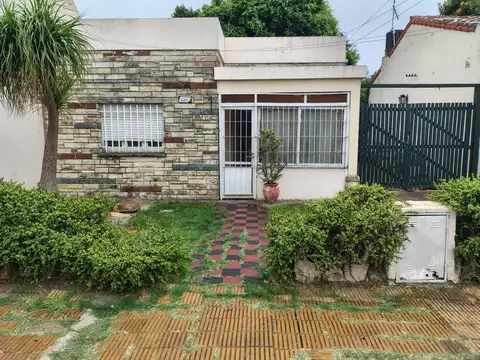 Casa con galpón al fondo
