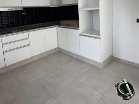 Casa en Alquiler con 2 cocheras