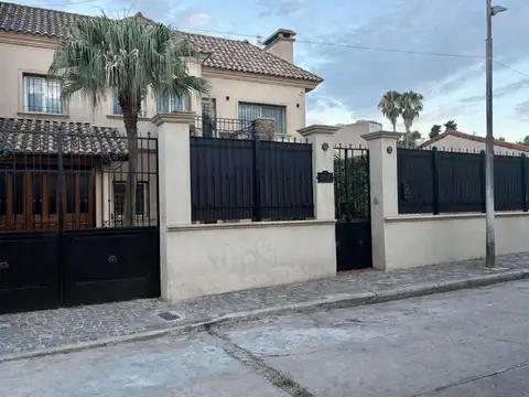 Casa en Venta con 3 cocheras