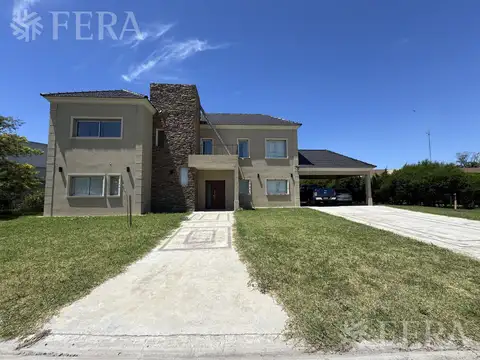 Venta Casa 5 ambientes con piscina y cochera en San Lucas Club de Campo