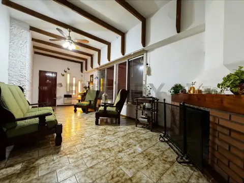 Casa 4 ambientes con 2 baños