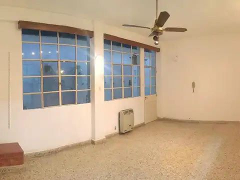 Galpón en Venta - Con vivienda muy buena ubicación