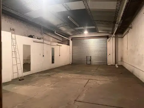 Galpón en Venta - Con vivienda muy buena ubicación