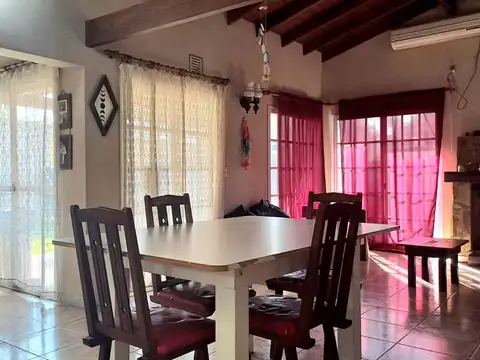 CASA EN VENTA 2 DORM., COCHERAS Y PARQUE- LA PLATA