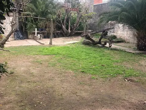 Local a la calle en el Barrio Parque Cisneros de Villa Adelina!