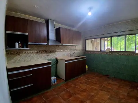 Casa 6 ambientes con 1 baño