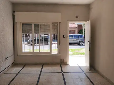 DEPARTAMENTO 2 AMBIENTES AL FRENTE CON PATIO Y SIN EXPENSAS – EXCELENTE UBICACIÓN EN WILDE CENTRO