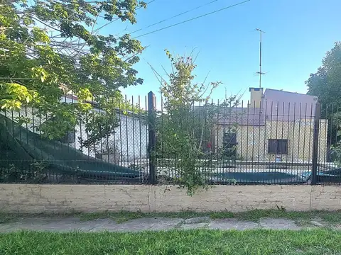 Venta de casa a reciclar con importante lote en Paso del Rey