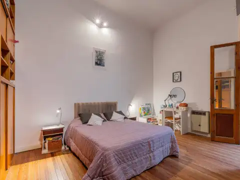Venta. PH 5 ambientes con entrada independiente. local. Expensas bajas. Patio. Almagro