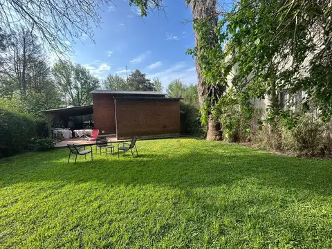 VENTA - CASA 2 DORMITORIOS CON PARQUIZADO APTO CREDITO - BARRIO LOGARITMO.