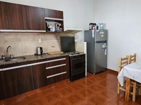 EN  ALQUILER/ Casa de  2 dormitorios en  Pellegrini  al  100.