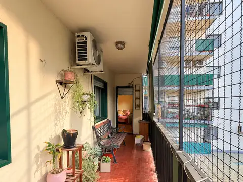 HERMOSO DEPARTAMENTO DE 4 AMBIENTES CON BALCÓN Y COCHERA EN VENTA