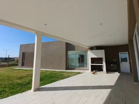 Casa en Venta con 4 cocheras