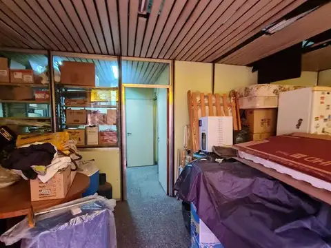 Galpon - Local en  Venta en pleno Banfield  este