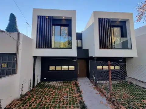 Casa de 3 ambientes con cochera en venta en Punta Chica, San Fernando