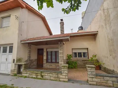 VENTA CASA 3 AMB. CON PATIO + DEPTO 2 AMB