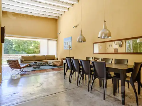Casa en Venta con 2 cocheras