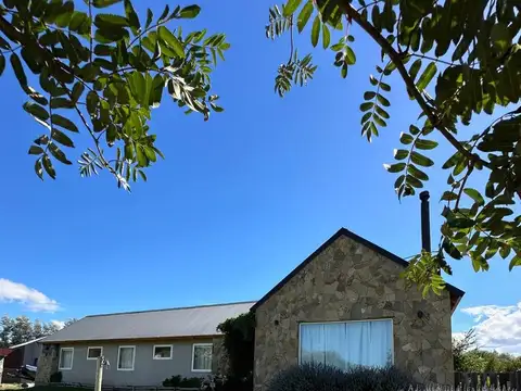 Venta casa familiar en Vega Chica – 3 dormitorios, jardín y quincho