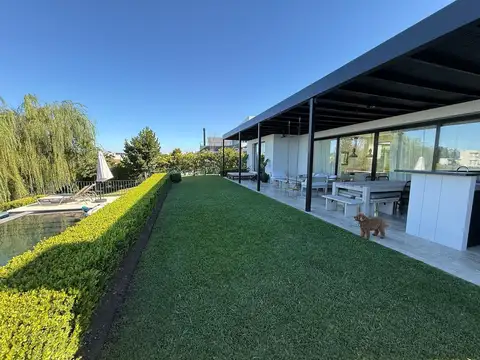Casa en alquiler al lago en una planta barrio Muelles Puertos