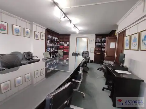 Oficina 9 ambientes con 2 baños