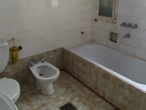 CASA SOBRE LOTE PROPIO A LA VENTA, 90m2, 6 AMB, GARAGE, ZONA CENTRO BAHIA BLANCA