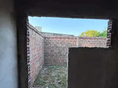 Se vende lote con construcción.