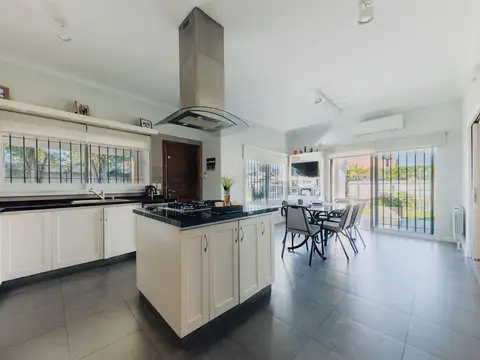 Casa en Venta en Don Torcuato, USD 480.000