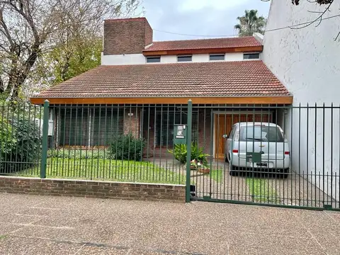 Chalet tradicional en excelente estado sobre Av. Sarmiento