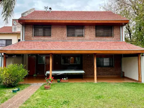 Chalet tradicional en excelente estado sobre Av. Sarmiento