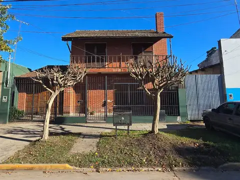 Casa en 2 plantas en zona residencial, comercial y administ.