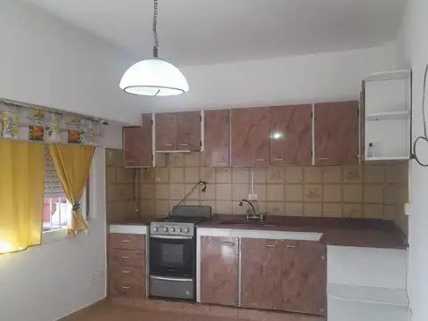 Casa en 2 plantas en zona residencial, comercial y administ.