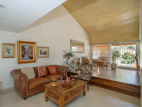 Casa en Venta con 2 cocheras