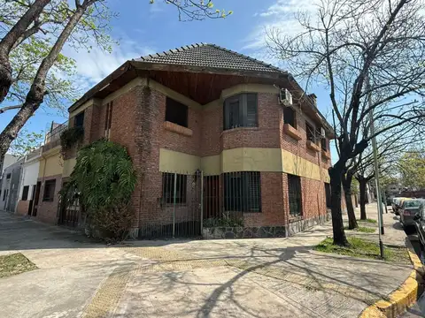 CASA 6 AMBIENTES EN DOBLE LOTE VILLA DEVOTO