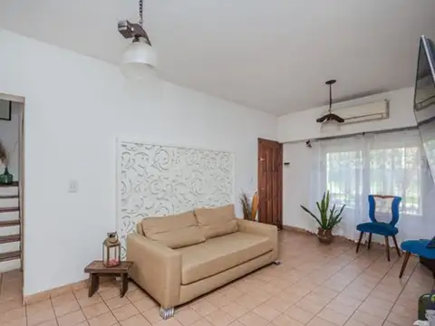 VENTA CASA 4 AMBIENTES CON JARDIN Y PILETA