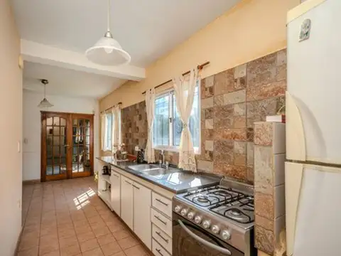 VENTA CASA 4 AMBIENTES CON JARDIN Y PILETA
