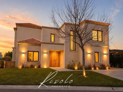 Exclusiva Casa de diseño sobre lote central en Ayres Plaza