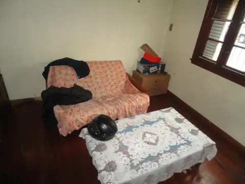 CASITA MODESTA EN ESQUINA 4 DORMITORIOS DOS BAÑOS TERRAZA, INMEJORABLE UBICACION