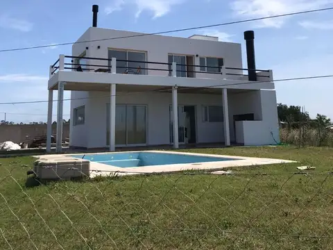 Casa en venta - 2 Dormitorios 2 Baños - Cochera - 375Mts2 - Playa Los Lobos, General Pueyrredón