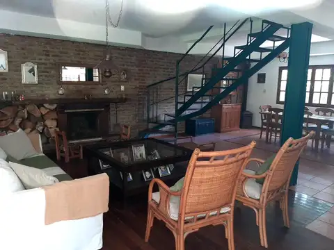 Casa 5 ambientes con 2 baños