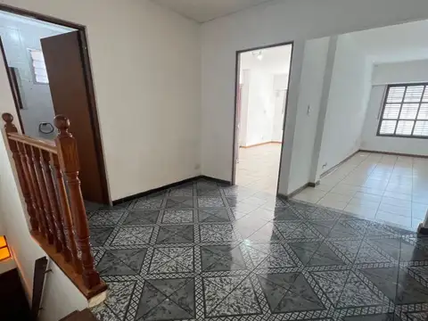 Depto Tipo Casa en Alquiler en Lanus Este, $ 550.000