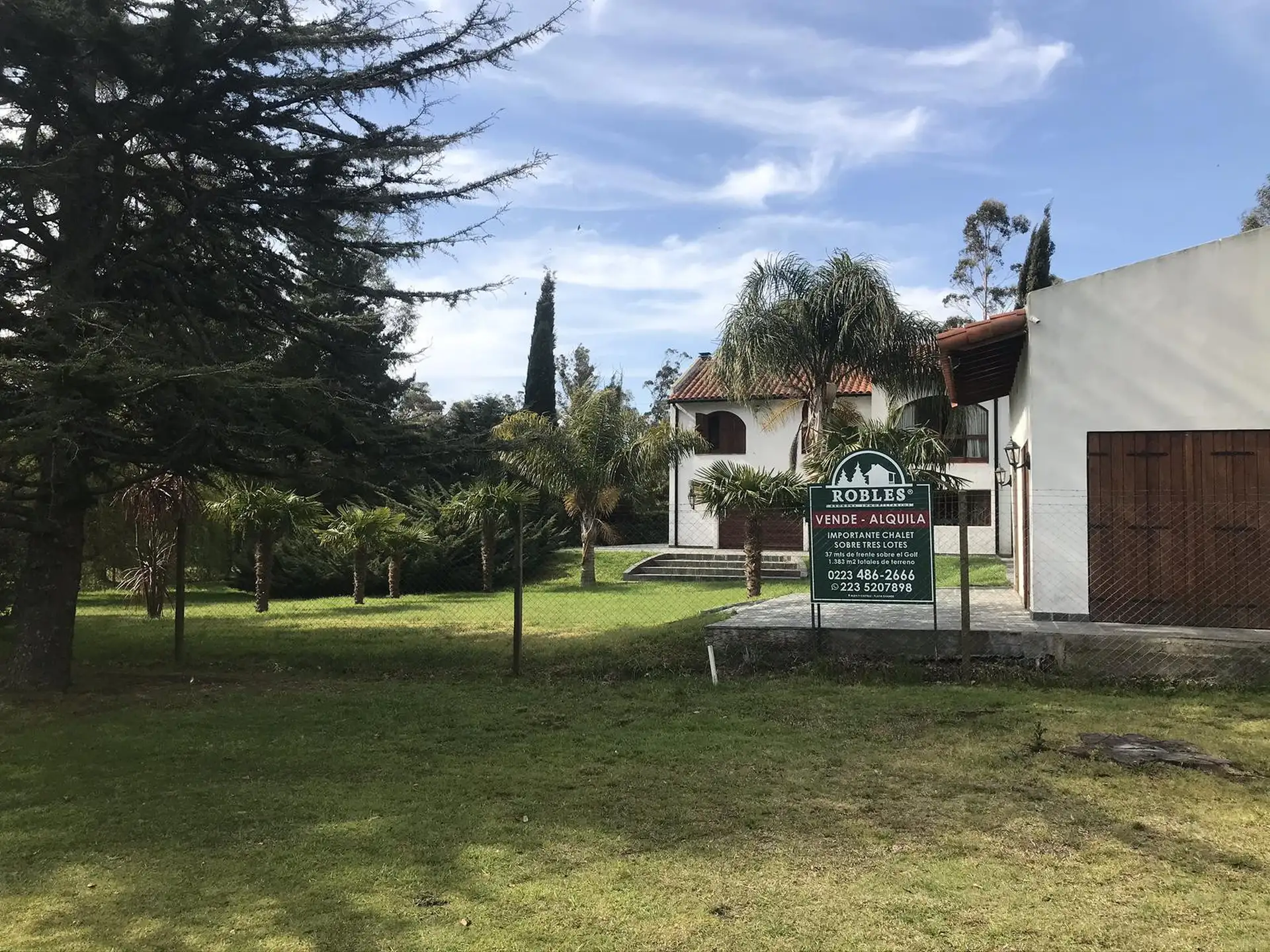 Chalet en esquina sobre importante superficie de terreno