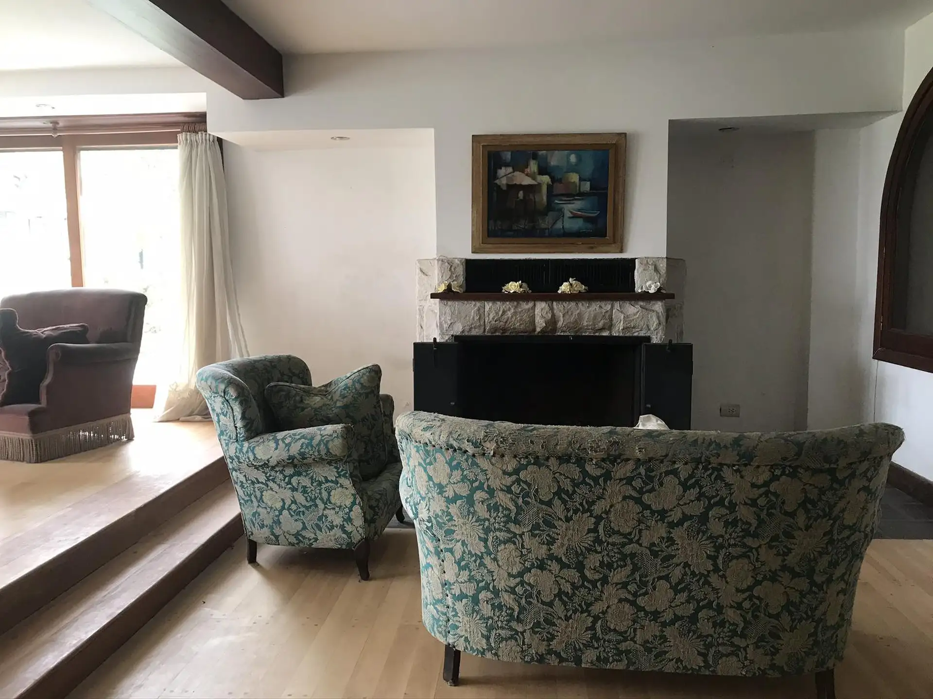 Chalet en esquina sobre importante superficie de terreno